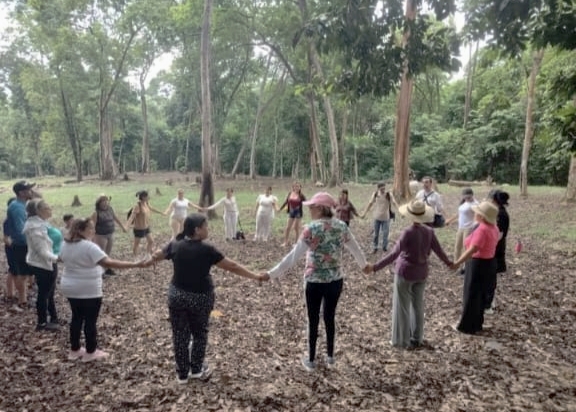 Círculo comunitario en el bosque